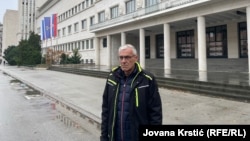 Arhivska fotografija, prevoznik Milomir Jaćimović prvog dana štrajka glađu ispred zgrade Pokrajinske vlade u Novom Sadu, 10. novembar 2025. 