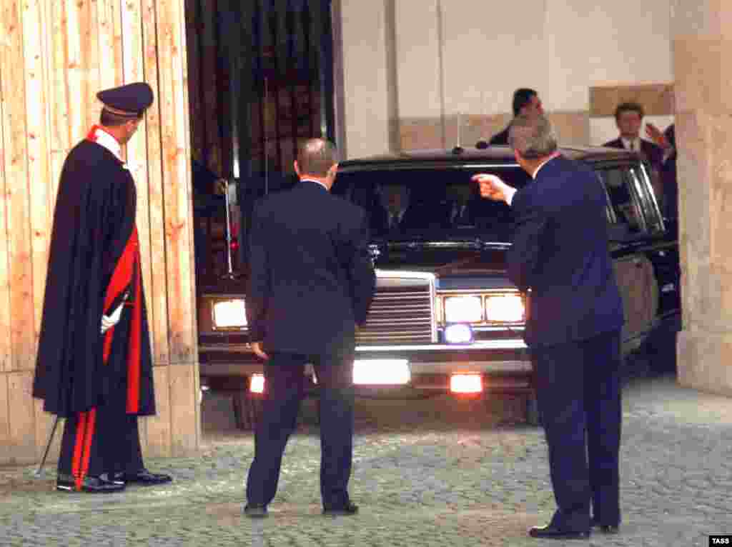 Italy/Russia - Russian President Boris Yeltsin arrived for a state visit to Italy, 09Feb1998