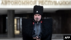 "Крымский козак" у входа в парламент полуострова, 12 марта 2014 года