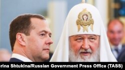 Dmitry Medvedev (solda) və Patriarx Kirill andiçmə mərasimində