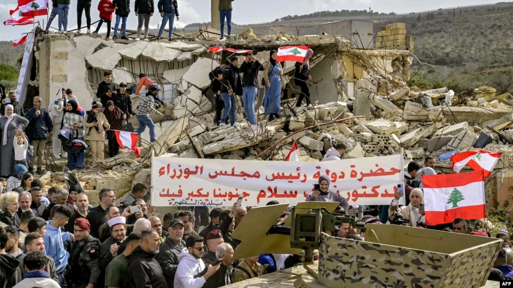 عکسی که دولت لبنان از بازدید نواف سلام از یک روستای ویران‌شده در جنوب این کشور در نزدیکی مرز با اسرائیل منتشر کرده است، ۱۸ بهمن