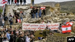 عکسی که دولت لبنان از بازدید نواف سلام از یک روستای ویران‌شده در جنوب این کشور در نزدیکی مرز با اسرائیل منتشر کرده است، ۱۸ بهمن