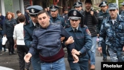 Armenia - Police detain a protester in Yerevan, 20 April 2018.