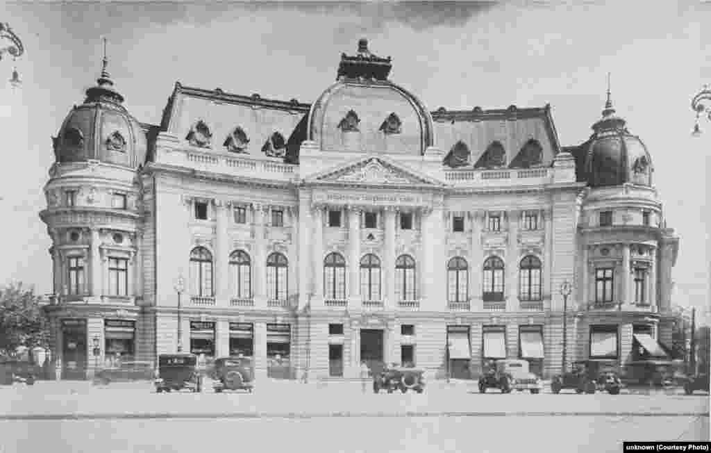 Palatul Fundatiei Carol I, astăzi Biblioteca Centrală Universitară, București. Mutați butonul rotund stânga-dreapta de-a lungul fotografiei pentru a vedea imaginile de atunci și de acum