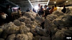 Уцекачы атрымліваюць гуманітарную дапамогу ў Марыупалі