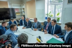 Liderii blocului Alternativa, la CEC, în momentul prezentării listei candidaților pentru funcția de deputat.