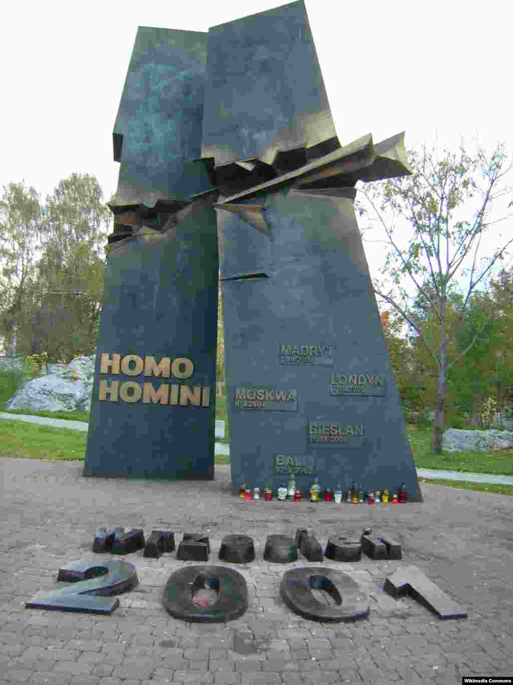 Памятник жертвам терактов в польском городе Кельце называется Homo Homini, &quot;Человек &ndash; человеку&quot;. На нем выбиты имена жертв крупных терактов последних 15 лет