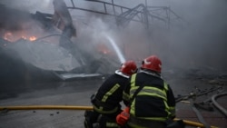 Пожарникари гасят огън, избухнал след руски удар в Киев, 25 октомври 2025 г.