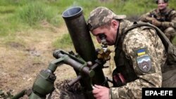 Українські військовослужбовці готуються вести вогонь зі своїх позицій на Харківщині, 9 травня 2022 року