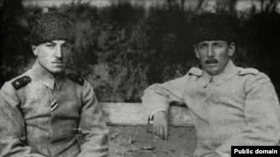 Nuru paşa (sağda) yavəri ilə birgə Bakıda (1918)