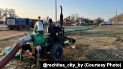 На месцы аднаўленьня пакрыцьця дарогі ў Рэчыцы