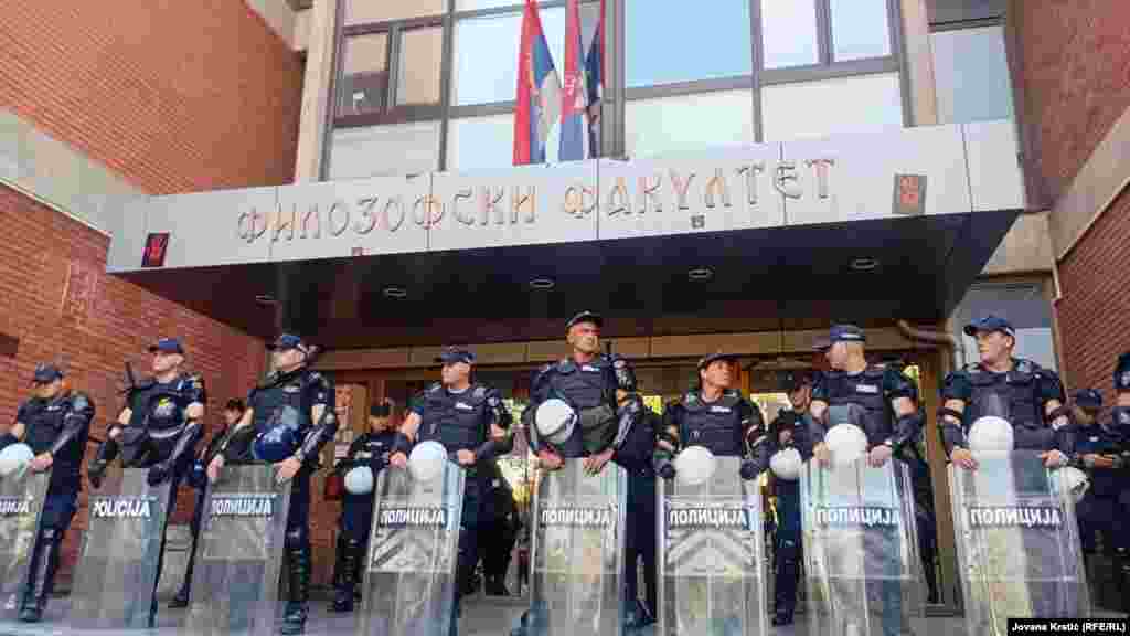 A diákok kizárása és zárak lecserélése után rendőröket vezényeltek a kar épületének bejárata elé, akik pajzsokkal felszerelve álltak sorfalat