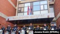 Србија - Полиција пред Филозофскиот факултет во Нови Сад, 27 август 2025 година.