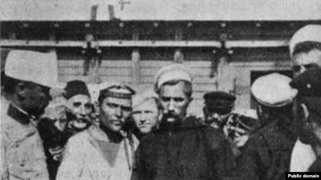 Afanasi Matiușenko, în centru stânga, cu cămașă albă