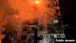 Balakleja, zgrada u plamenu nakon ruskih napada, 17. novembar 2025.