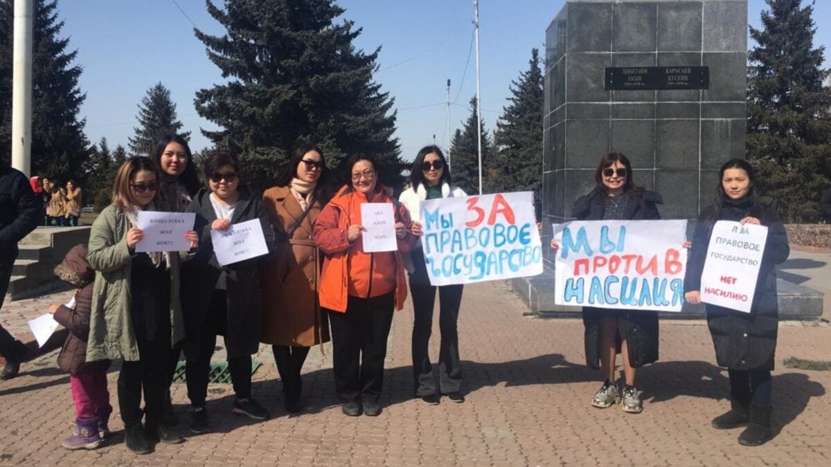 Кыргызстан запретил. Мирные акции. Мирный митинг в Бишкеке сейчас. Недовольные женщины митинг центральной Азии.