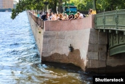 ცნობილი ქანდაკება “ჩიჟიკ-პიჟიკი” სანქტ-პეტერბურგში. (კვარცხლბეკზე, ფოტოს ცენტრში)