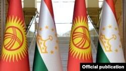 Флаги Кыргызстана и Таджикистана.