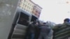 Кадр затрыманьня актывістаў «людзьмі ў цывільным» у Менску 15 сакавіка