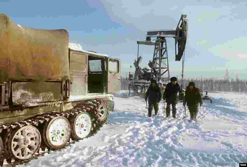 1986 жыл: әлемде мұнай баррелінің бағасы 27 доллардан 10 долларға құлдырап кетті. Нәтижесінде СССР әлемдегі өз саттелиттеріне бұрынғысынша қаржыдан жомарттық танытуды доғаруға мәжбүр болды.