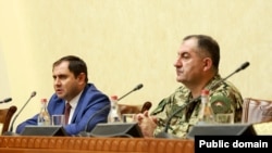 Suren Papikyan (solda) və Eduard Asriyan 