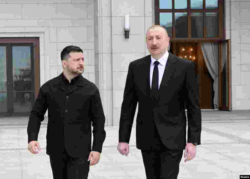 Президент Азербайджана Ильхам Алиев и президент Украины Владимир Зеленский прогуливаются во время встречи в Габале (Кабале), Азербайджан, 25 апреля 2026 года. Пресс-служба президента Азербайджана