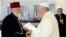 Апостальскі візытатар для беларускіх грэка-католікаў айцец Сяргей Гаек на сустрэчы з Папам Францішкам (2015)