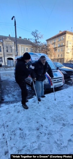 Волонтери фонду особливу увагу приділяють маломобільним особам