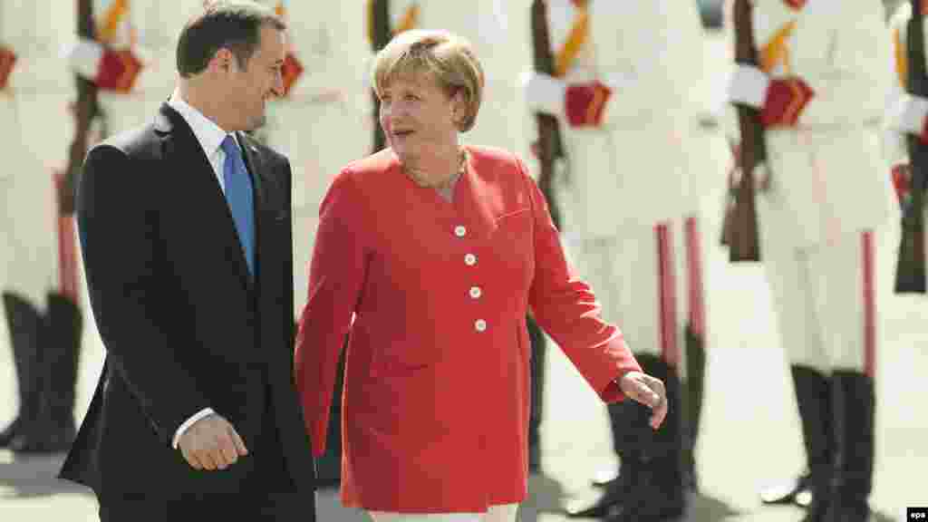 22 august 2012. Cancelarul german Angela Merkel întâmpinată la aeroport de premierul moldovean Vlad Filat