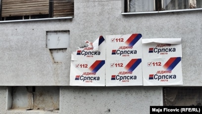 Posterët e Listës Serbe të vendosur në një ndërtesë banimi.