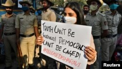 "Istine ne može biti ućutkana! Demokratija ne može biti okovana!", natpis sa protesta protiv hapšenja 22-godišnje indijske aktivistkinje Diše Ravi.