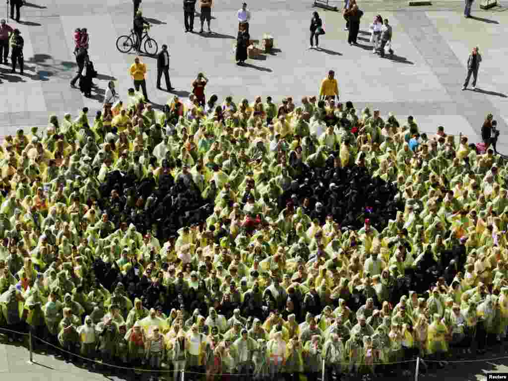 Hrvatska - Veliki ¨smiley¨ na centralnom trgu u Zagrebu, 06.05.2011. Foto: Reuters / Nikola Šolić 