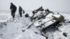 Сэпаратысты каля падбітага танка ўкраінскага войска
