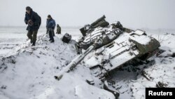 Сэпаратысты каля падбітага танка ўкраінскага войска