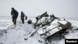 Un tanc distrus lîngă Vuhlehirsk, la circa 10 km vest de Debalțeve