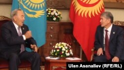 Президент Казахстана Нурсултан Назарбаев (слева) и президент Кыргызстана Алмазбек Атамбаев.