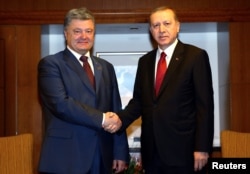 Poroșenko astăzi la Varșovia cu președintele turn Recep Tayyip Erdogan.