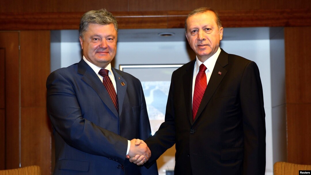 Turkish President Tayyip Erdogan (right) and his Ukrainian counterpart Petro Poroshenko also discussed bilateral energy-sector cooperation and the recent terrorist bomb attacks in eastern Turkey. (file photo)
