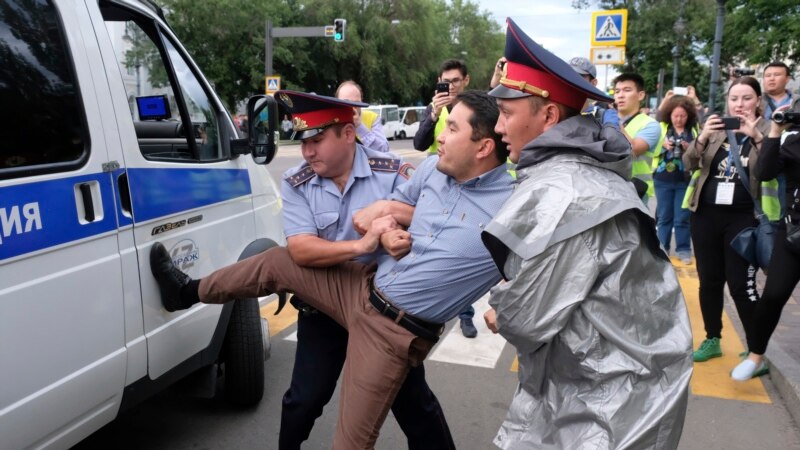 Алматы полициясы жүзден астам адамды ұстады