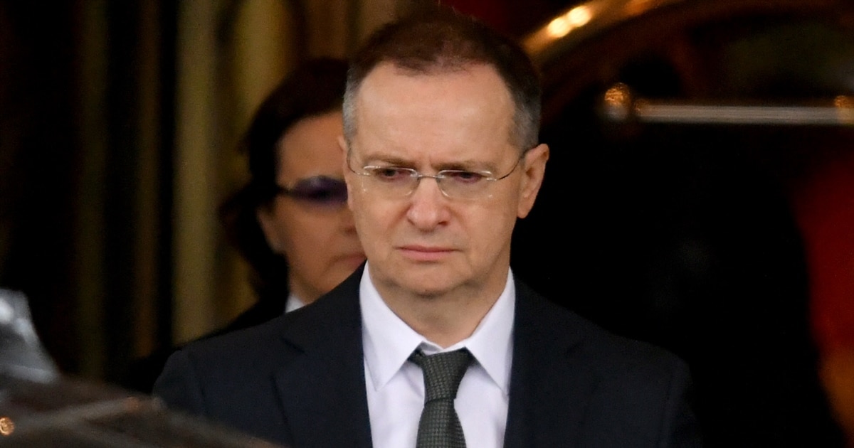 უკრაინის ოკუპირებული ტერიტორიების სკოლებში შემოიღებენ მედინსკის ზედამხედველობით შედგენილ სახელმძღვანელოებს