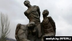 "Ата-Бейит" мемориалдык комплексиндеги 1937-1938-жылдары сталиндик репрессиянын курмандыктарына арналган эстелик. 