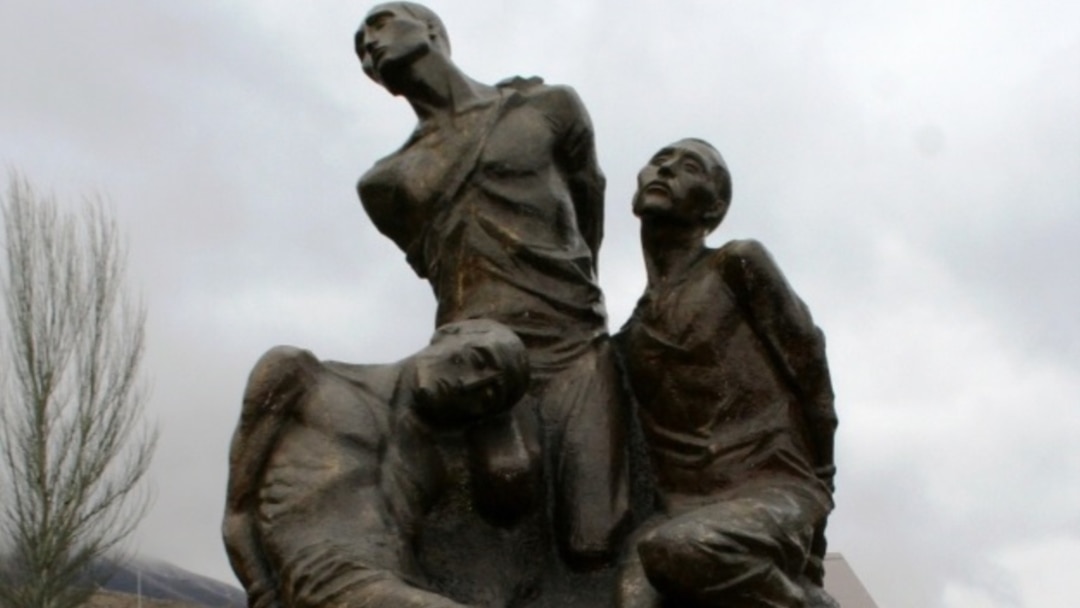 Сексуалды қыздар аяқтарын жайып жібереді Қысқа көйлек киген порно қыз