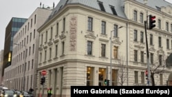 Ma már hotelként működik a történelmi események helyszínéül is szolgált Radetzky-laktanya. Az épület védett volt, míg 2018. decemberében Gulyás Gergely miniszter egy tollvonással félre nem tolta az örökségvédelmi korlátozásokat és ezzel szabad utat biztosított a befektetőnek.