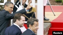 Слева направо: Обама, Медведев, Саркози на самиите «большой восьмерки» в Довиле (Франция), 26 мая 2011 г.