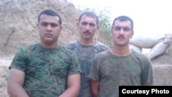 re oficerë të ushtrisë së Azerbajxhanit që kanë publikuar videon në YouTube