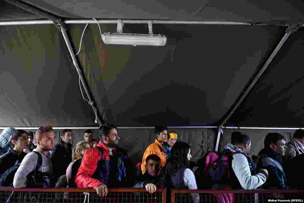 Izbjeglice sa Bliskog istoka stoje u šatoru nakon registracije u prihvatnom centru u Opatovcu, pored grada Tovarnik u Hrvatskoj.Nakon registracije, izbjeglice nastavljaju put prema Sloveniji, većina izbjeglica želi da stigne u Njemačku.