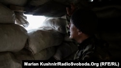Військовий Збройних сил України на передових позиціях в окопі на Донбасі, Донецька область