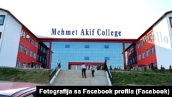 Petoro izrčenih je inače radilo u školi "Mehmet Akif" na Kosovu, blisku pokretu Hizmet, dok je jedan bio lekar 