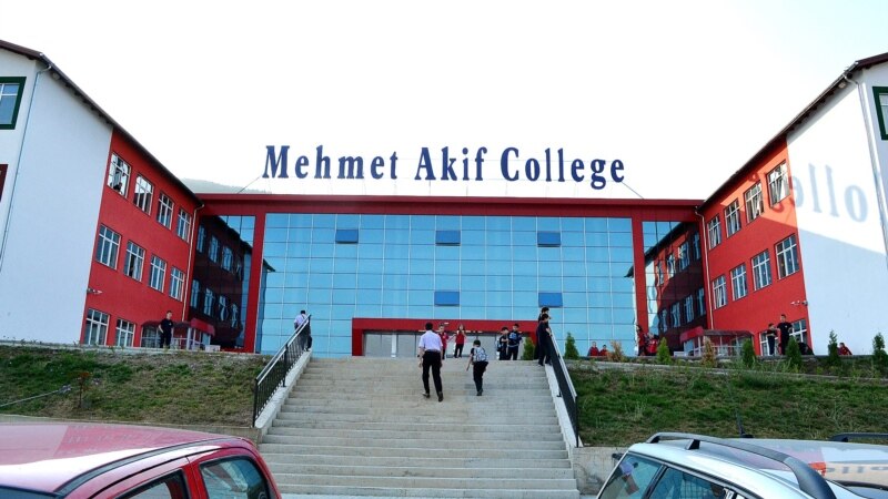 Uhapšene direktore Mehmet Akif škole proteruju sa Kosova