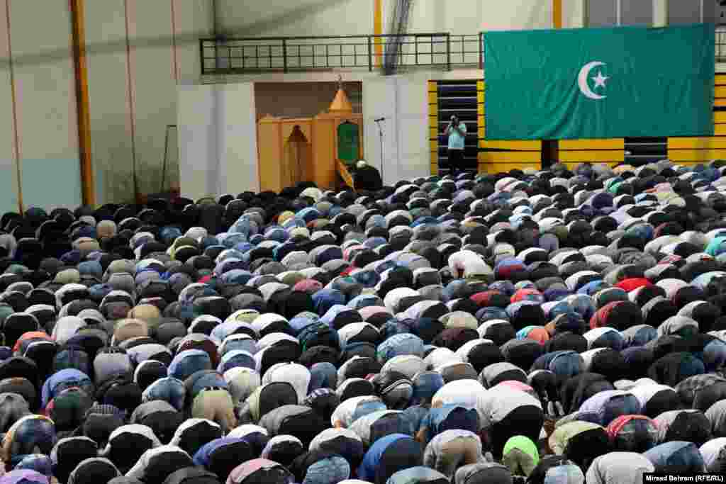 Босниянең Мостар шәһәрендә гает намазы